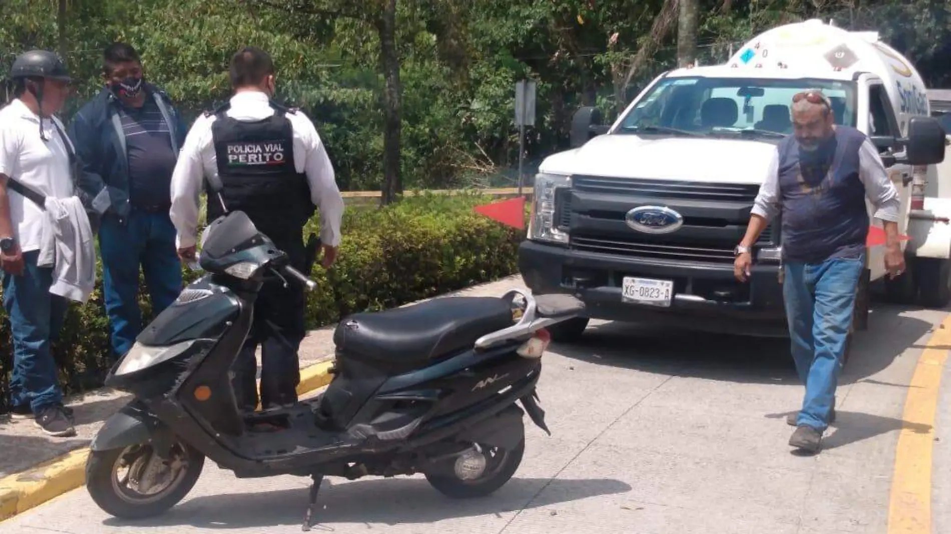 camioneta choca con moto